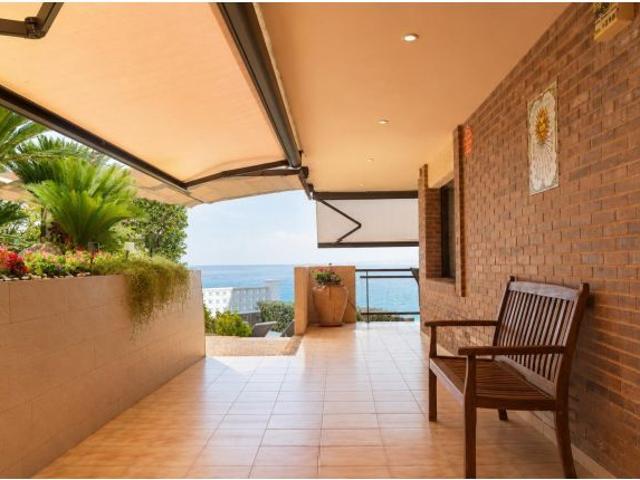 Exclusivo piso en primera línea de mar con terraza y vistas espectaculares en Cala Font, Salou