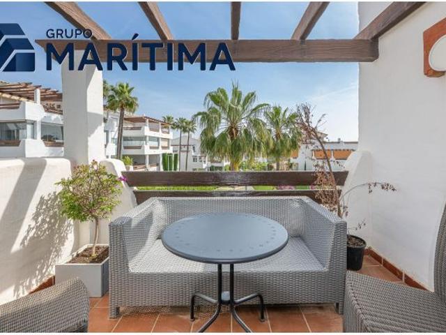 Exclusivo piso en Selwo, Estepona: terraza, piscina, 2 parking y calidad de vida junto al mar
