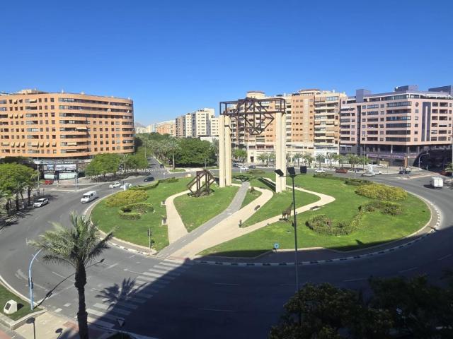 EXCLUSIVO PISO LUMINOSO CON VISTAS DESPEJADAS, GARAJE, TRASTERO Y ZONAS COMUNES EN GRAN VÍA – ALICANTE