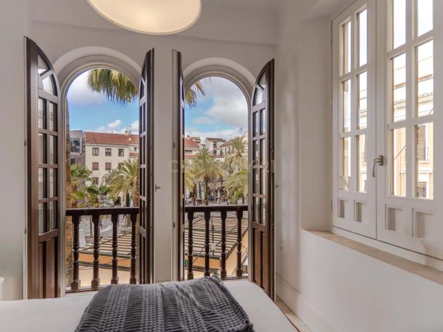 Exclusivo piso reformado en edificio histórico junto a la Catedral de Granada