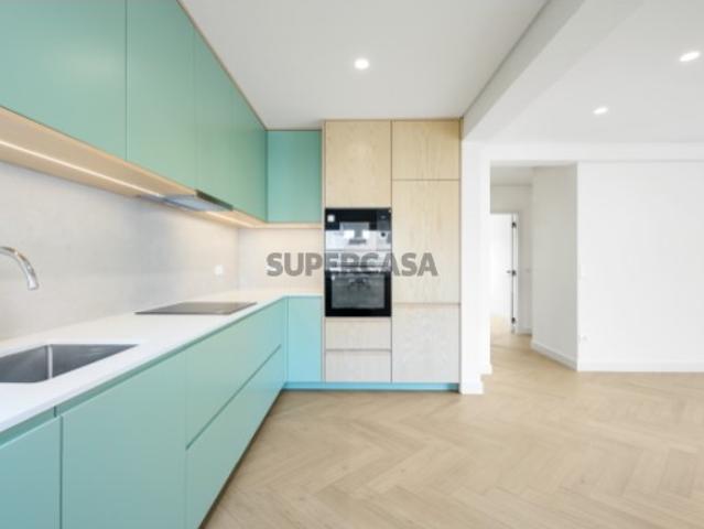 Exclusivo T2 com Vista Mar em Santa Cruz Elegância, Conforto e Localização Premium