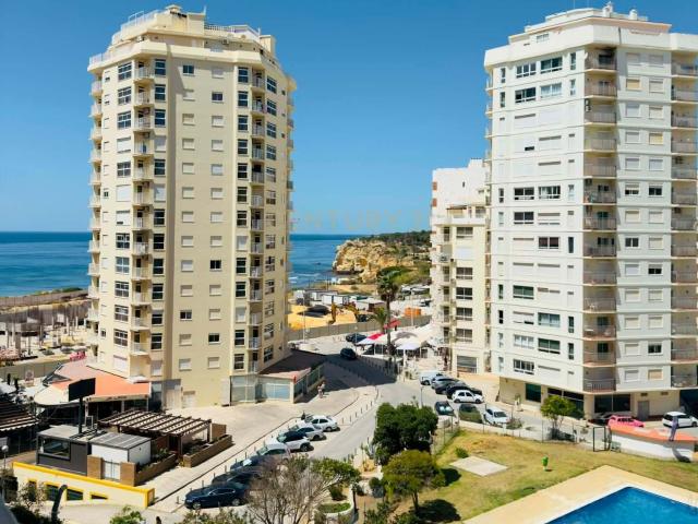 Exclusivo T2 com vista para o mar e para as piscinas, este apartamento entrega lhe conforto, elegância e uma localização privilegiada