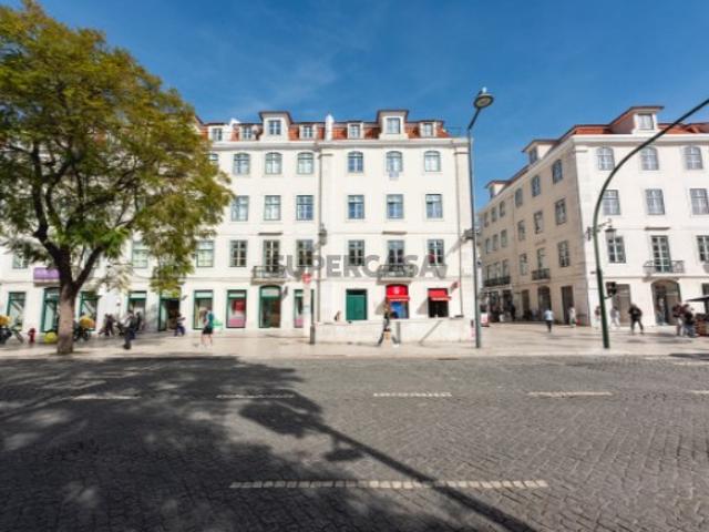 Exclusivo T2 de Luxo na Praça do Rossio Vista Deslumbrante sobre a Lisboa Histórica