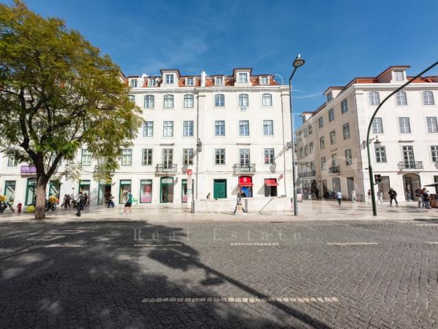 Exclusivo T2 de Luxo na Praça do Rossio Vista Deslumbrante sobre a Lisboa Histórica