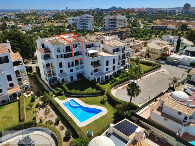 Exclusivo T2 Duplex com Vista Mar Deslumbrante, Piscina e Garagem a 10 Minutos a pé da Praia do Vau