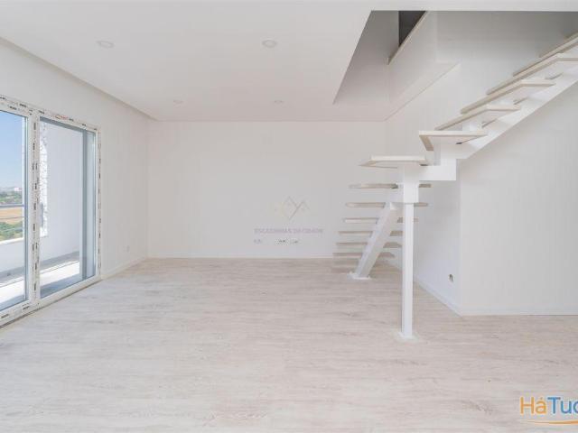 Exclusivo T3+1 Duplex com Terraço e Varanda | Condomínio Fechado com Jardim | 26064087047
