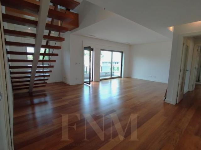 Exclusivo T3 Duplex Remodelado com Vista Desafogada na Av. Rio de Janeiro