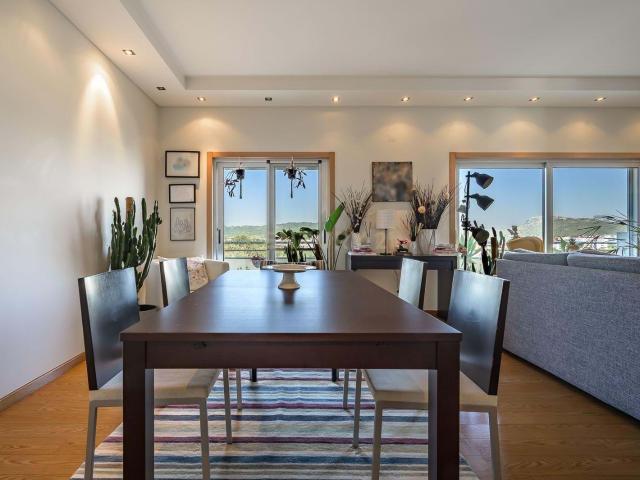Exclusivo T4 em Setúbal S. Sebastião | Vista Panorâmica Deslumbrante, Varandas, Ar Condicionado e Garagem Box Dupla com Carregador Elétrico