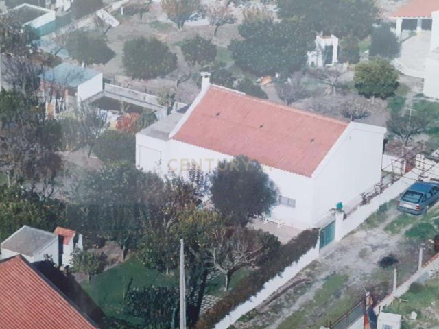 Exclusivo | Terreno com Benfeitorias em Santo Isidro de Pegões
