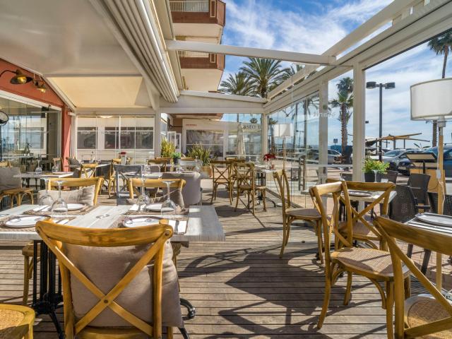 Exclusivo traspaso con licencia de restaurante en primera línea – Paseo Marítimo de Fuengirola