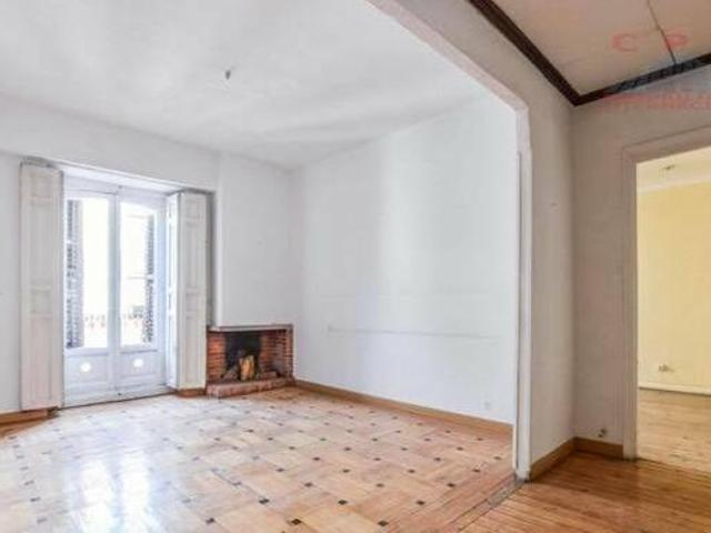 Exclusivo y luminoso piso sin amueblar de 112 m2 y 2 dormitorios próximo al metro Colón