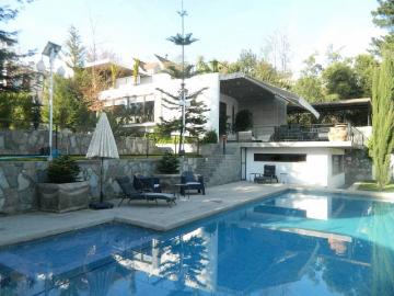 AMPLIA CASA FAMILIAR CON PISCINA Y MULTICANCHA