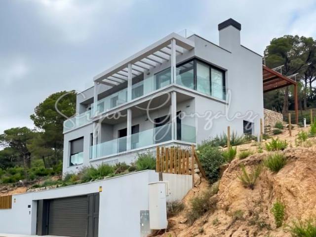 Exclusiva casa unifamiliar de obra nueva con piscina y solárium