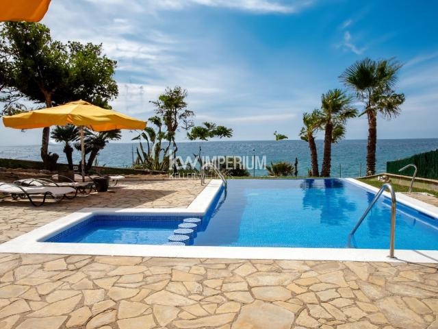 Exclusiva casa unifamiliar situada en primera línea de mar y. 522m² Torredembarra