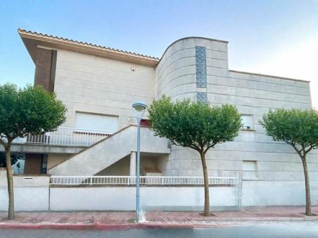 Exclusiva casa a tres vientos con jardín en Santa Bárbara