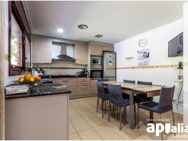 EXCLUSIVA CASA ADOSADA CANTONERA CON PISCINA Y GRAN JARDÍN PRIVADO EN AVENIDA SANT ESTEVE, EN CASTEL
