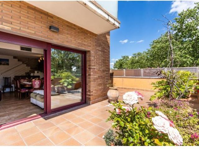 Exclusiva casa adosada cantonera con piscina y gran jardín privado en Avinguda Sant Esteve, Castella