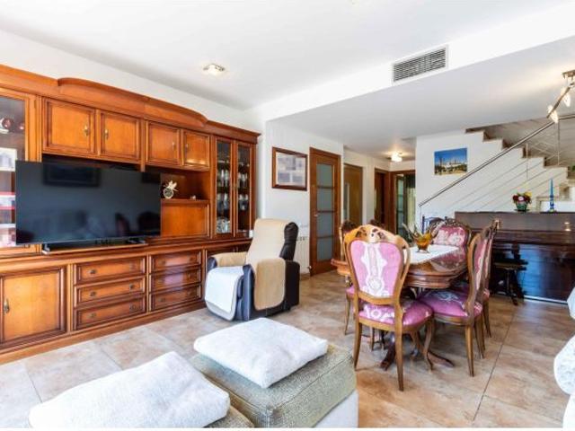 Exclusiva casa adosada cantonera con piscina y gran jardín privado en Avinguda Sant Esteve, Castella