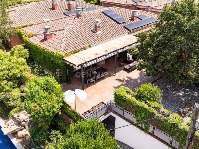 Exclusiva casa adosada con jardín privado y piscina comunitaria para solo 4 vecinos