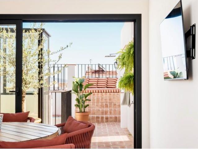 Exclusiva casa adosada de diseño con rooftop privado y piscina climatizada en el corazón de San Pedr