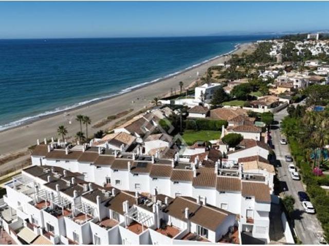 Exclusiva casa adosada de lujo en primera línea de playa en Costalita, Estepona