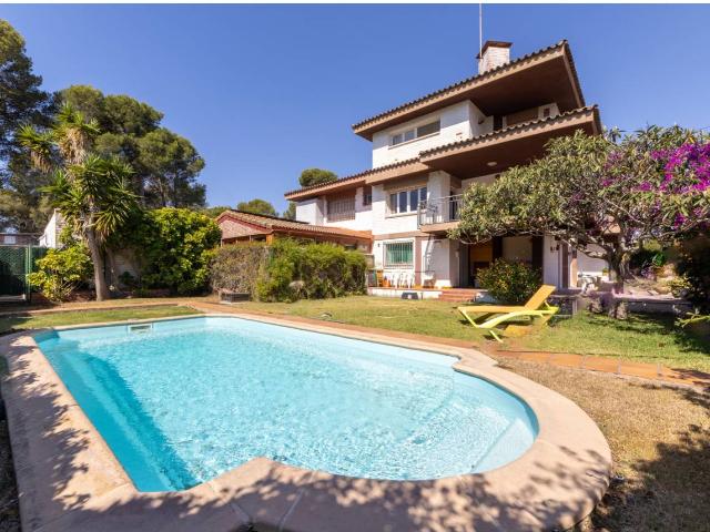 Exclusiva casa adosada de 266 m² con piscina privada en una de las mejores zonas de Salou