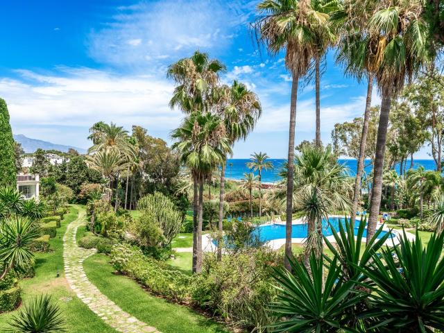 Exclusiva Casa Adosada en Primera Línea de Playa en la New Golden Mile