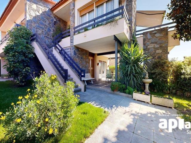 EXCLUSIVA CASA AMB JARDÍ EN UNA DE LES MILLORS ZONES DE BARBERÀ DEL VALLÈS