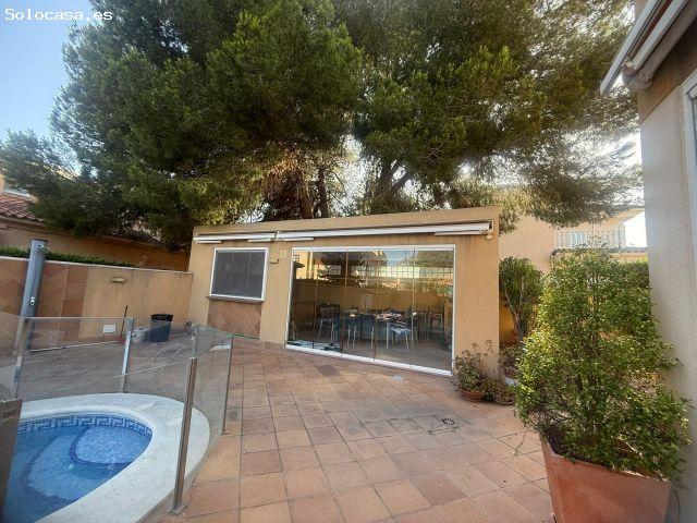 Exclusiva casa con 5 dormitorios y 3 baños. Dispone de cocina de verano y piscina privada. A 1 km de