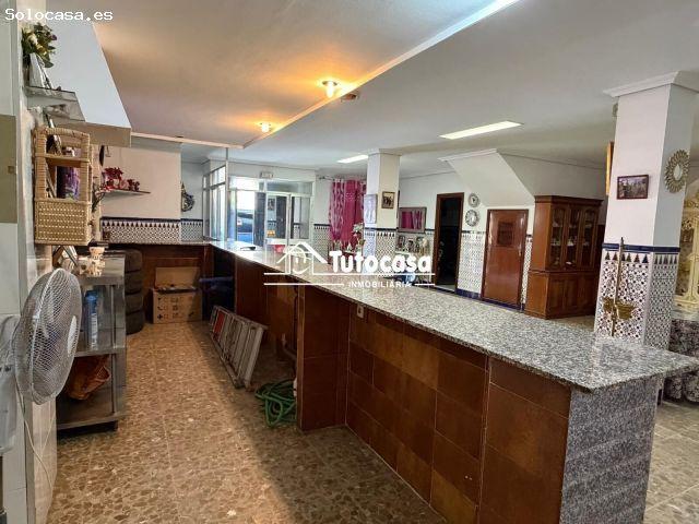 Exclusiva casa con local independiente y espacios llenos de luz