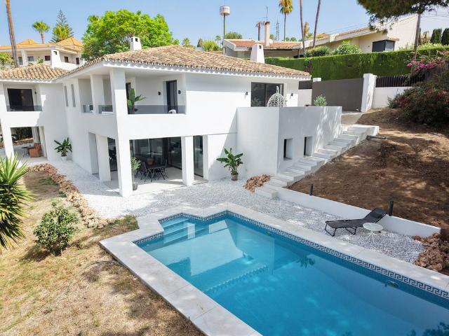Exclusiva casa de 493 m2 en venta Elviria, Andalucía