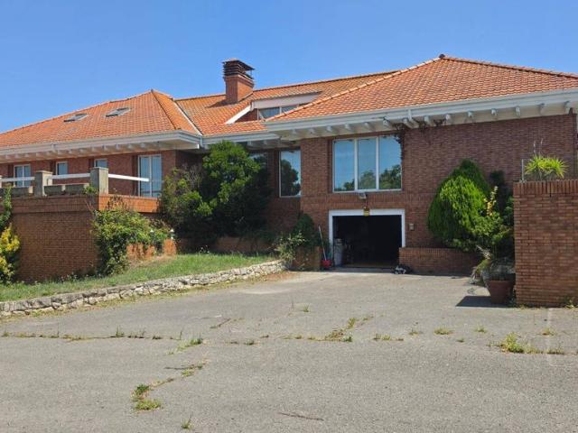 Exclusiva casa de 1562 m2 en venta Santa Cruz de Bezana, Cantabria