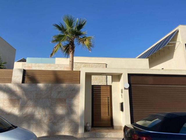 Exclusiva casa de 239 m2 en venta Benijófar, Comunidad Valenciana