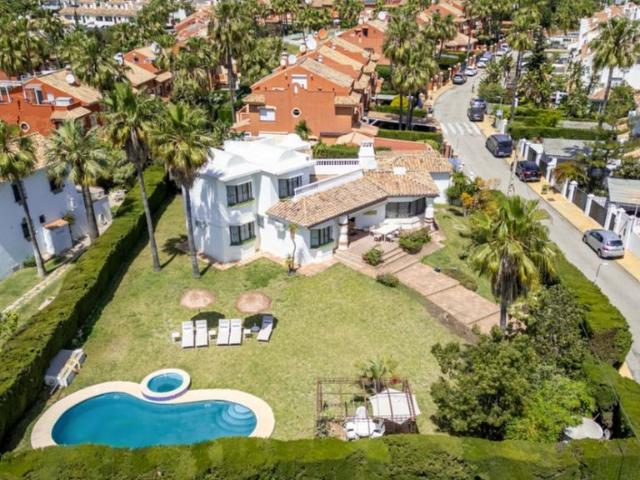 Exclusiva casa de 300 m2 en venta Estepona, España