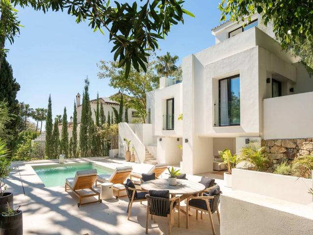 Exclusiva casa de 304 m2 en venta Nueva Andalucia, España