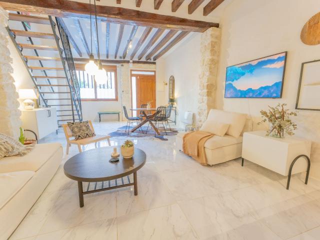 Exclusiva Casa de 3 Plantas Totalmente Reformada en Alicante – ¡A un Paso de Todo!