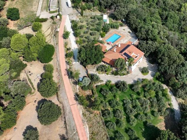 Exclusiva casa de campo con piscina en terreno de 24.136 m² junto a Matadepera – Vallès Occidental