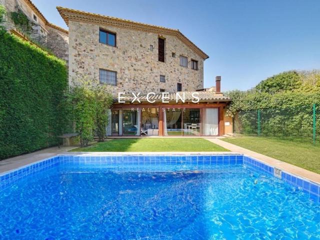 Exclusiva casa de pueblo con piscina y ascensor en el corazón del Empordà