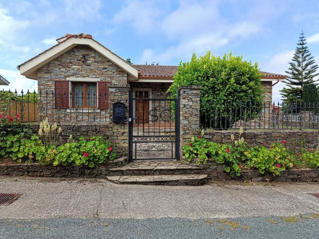 Casa de 200 m2 en venta Valdoviño, Galicia