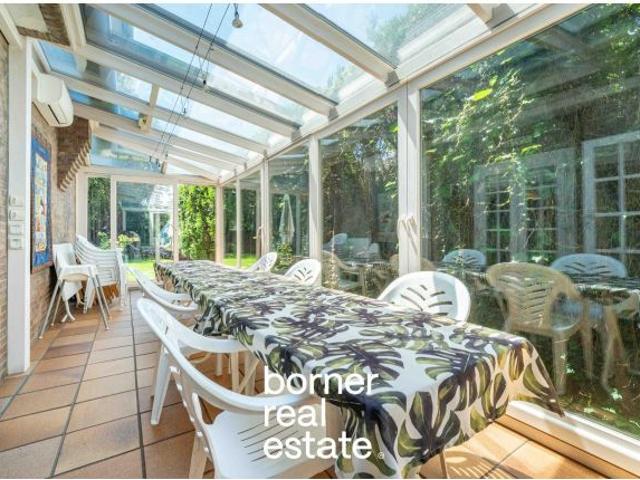 Exclusiva casa esquinera de 386 m2 con jardín privado y piscina en L’Eixample