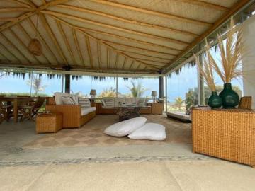 Exclusiva casa frente al mar en Vichayito con piscina y bungalows familiares
