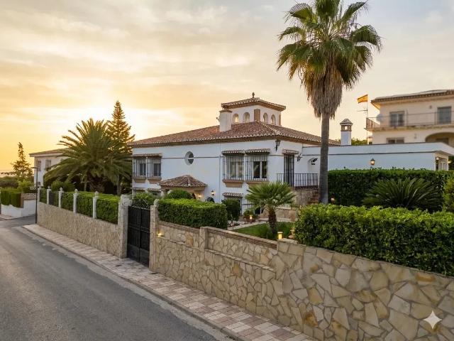 EXCLUSIVA CASA INDEPENDIENTE URB. EL PUNTAL, AMPLITUD, DISEÑO Y VISTAS ESPECTACULARES A SIERRA NEVADA
