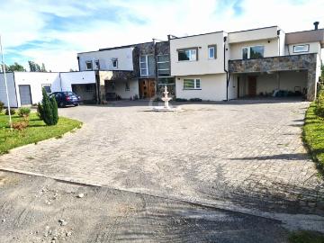 Exclusiva Casa Mediterránea en Osorno: Naturaleza y Lujo