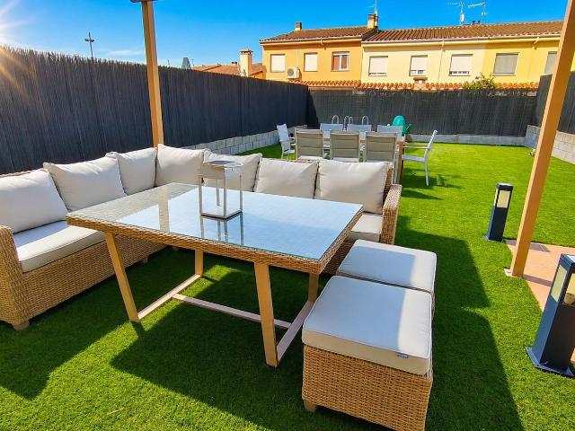 Exclusiva casa pareada con amplio jardín y posibilidad de piscina en Sils