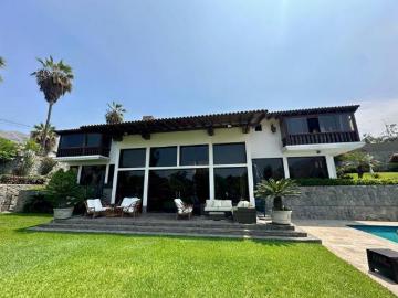 Exclusiva casa puerta calle con entrada directa a Las Lagunas