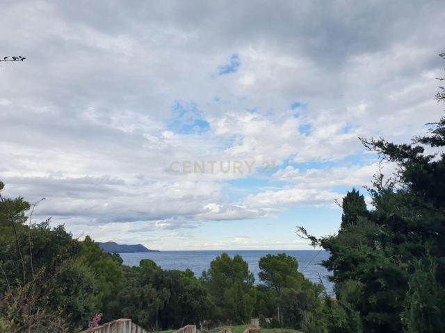 Exclusiva casa sobre el mar con piscina privada y vistas panorámicas en El Port de la Selva