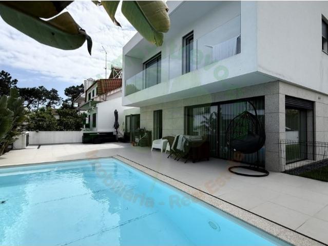 Exclusiva e elegante moradia T4 com piscina, na Aroeira