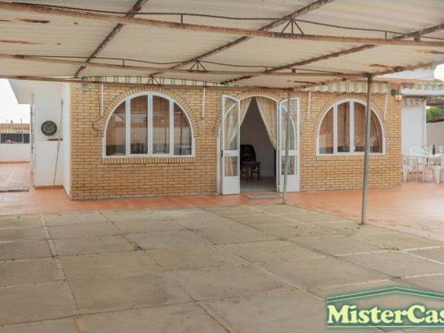 ¡EXCLUSIVA ! Estupendo chalet independiente. 4 dormitorios, 2 baños. Rota