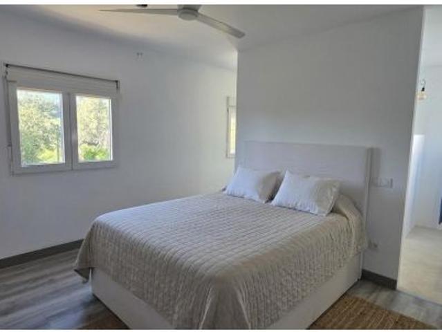Exclusiva finca con casa ibicenca y vistas al mar junto a l’Illot