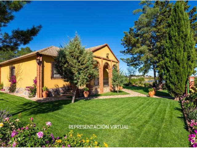 *^EXCLUSIVA FINCA CON DOS VIVIENDAS Y JARDÍN EN PLENO CORAZÓN DE LAS LAGUNAS DE VILLAFRANCA. UN ESTILO DE VIDA ÚNICO E
